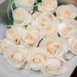 Букет из 19 белых роз Vendela 50 см (Эквадор)