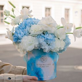 Букет в голубой шляпной коробке Amour Mini из розы, пионов и гортензии