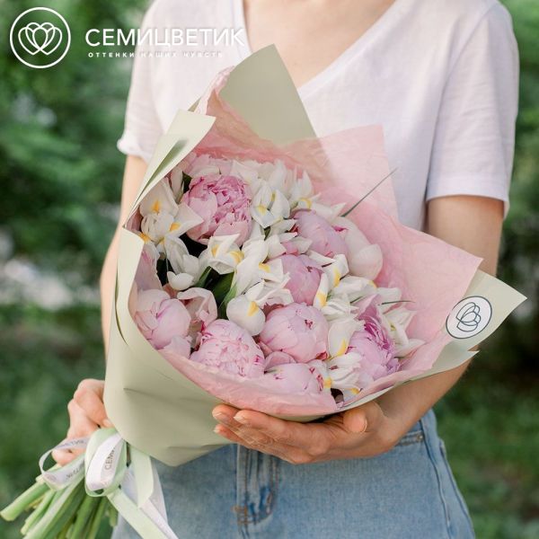 Букет из 10 розовых пионов Premium и 15 белых ирисов в зеленой пленке