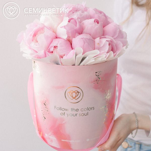Букет в розовой шляпной коробке Amour Mini из 21 розового пиона Standart Plus