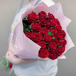 Букет из 25 красных роз 70 см (Россия) в розовой пленке