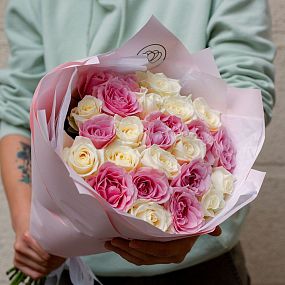 Букет из 25 нежно-розовой и белой розы 50 см (Россия)