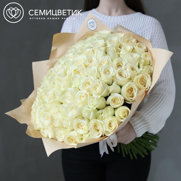 Букет из 101 белой розы Athena 60 см (Кения) в кремовой упаковке