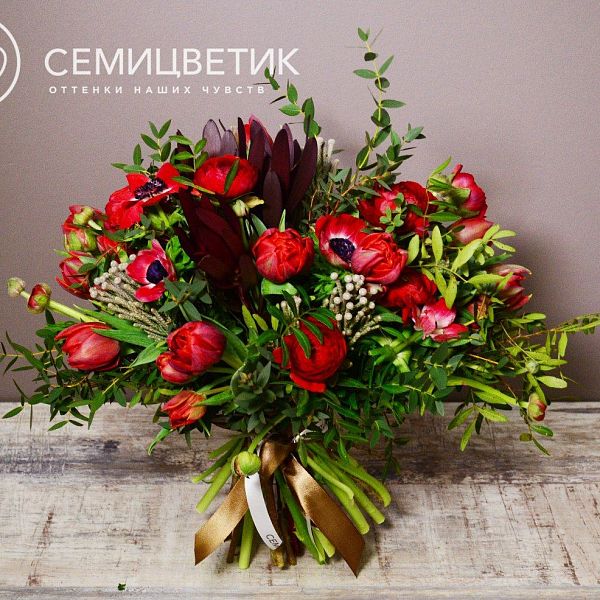 Букет из анемонов, тюльпанов и леукодендрона в упаковке