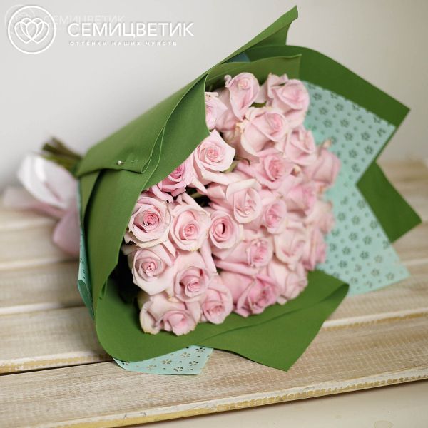 Букет из 25 розовых роз Jessika 50 см (Эквадор) в зеленой пленке