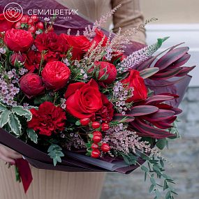 Красно-розовый букет с пионовидными розами, гвоздиками, вероникой и астильбой 