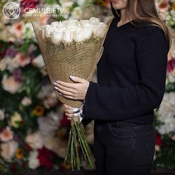 Букет из 25 белых роз Vendela 70 см (Эквадор) в натуральной упаковке