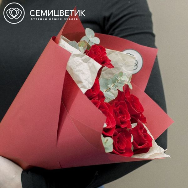 Букет из 7 красных роз Freedom 50 см (Эквадор) с эвкалиптом