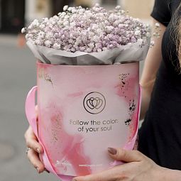 Букет в розовой шляпной коробке Amour Mini из 7 сиреневых гипсофил