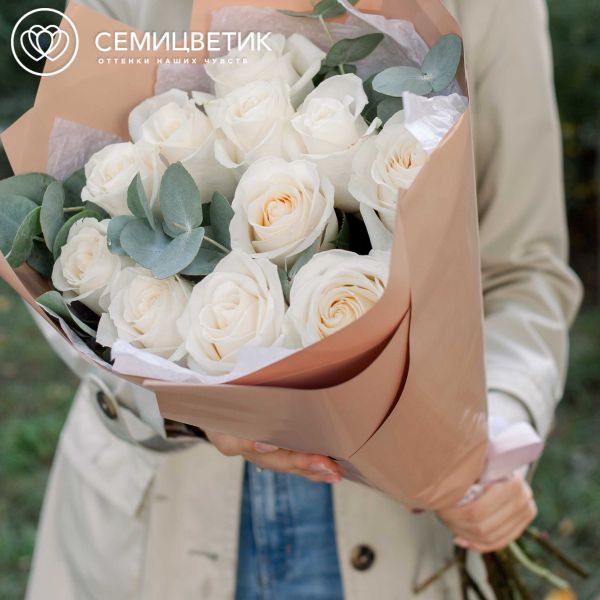 Букет из 11 белых роз Vendela 50 см (Эквадор) с эвкалиптом
