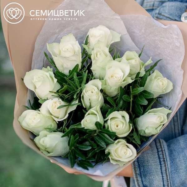 Букет из 15 белых роз 40 см (Кения) с фисташкой в кремовой пленке