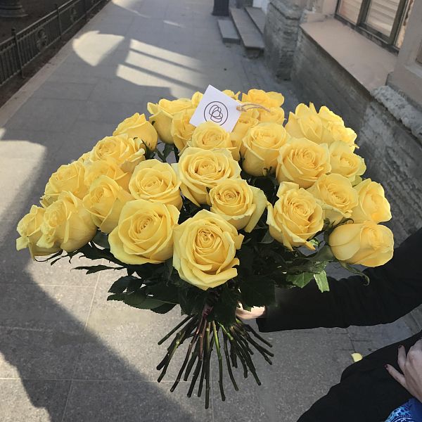 Букет из 25 желтых роз Tara 50 см (Эквадор)