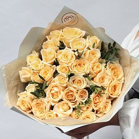 Букет из 35 кремовых роз 35-40 см (Россия) с фисташкой