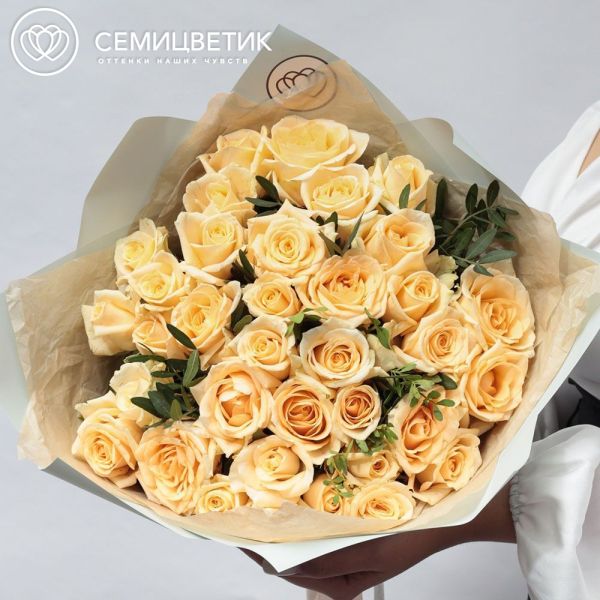 Букет из 35 кремовых роз 35-40 см (Россия) с фисташкой