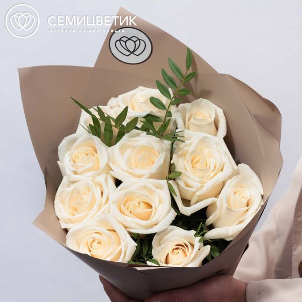 Букет из 11 белых роз Vendela 50 см (Эквадор) с фисташкой в кремовой пленке