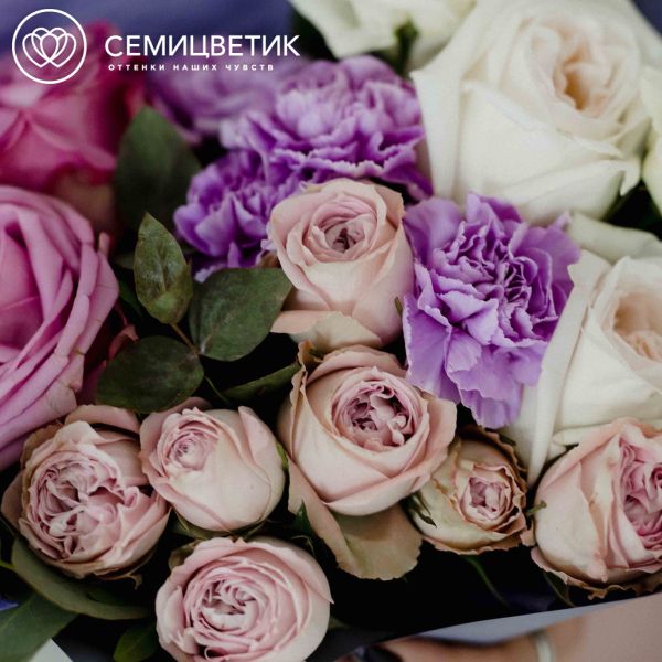 Дизайнерский букет из роз, гвоздик и лизиантусов "S" в сиреневых тонах в упаковке