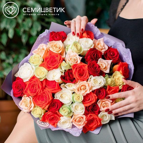 Букет из 51 розы 35-40 см микс (Россия) в сиреневой пленке