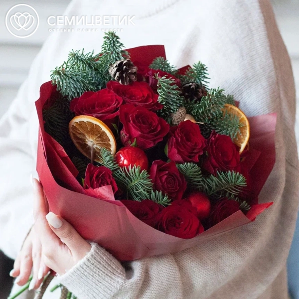 Букет из 15 красных роз (Кения) с елью, шишками и апельсинами в упаковке