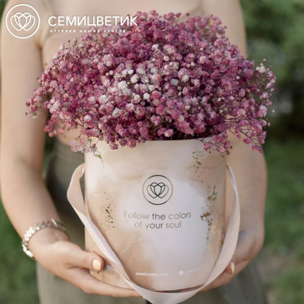 Букет в бежевой шляпной коробке Amour Mini из 9 малиновых гипсофил