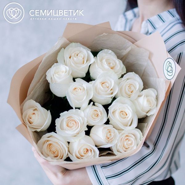 Букет из 15 белых роз Vendela 80 см (Эквадор) в кремовой пленке