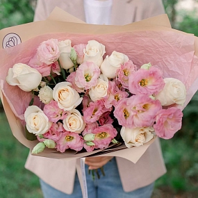 Букет из 10 белых роз Vendela 50 см (Эквадор) и 5 розовых лизиантусов в кремовой пленке