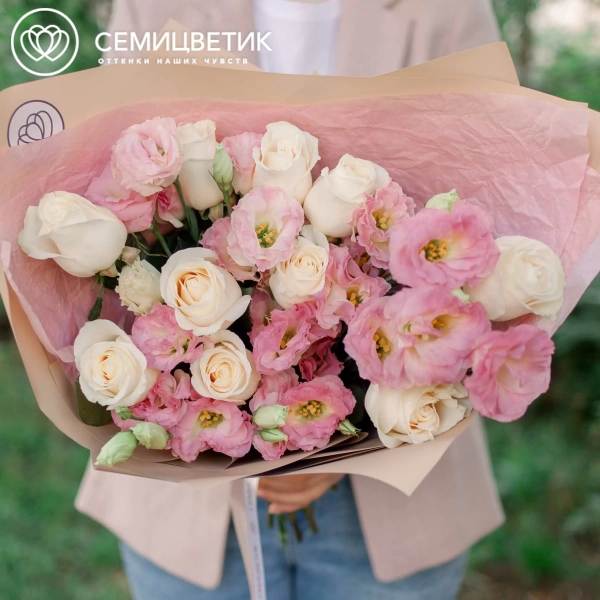 Букет из 10 белых роз Vendela 50 см (Эквадор) и 5 розовых лизиантусов в кремовой пленке