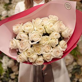 Букет из 25 белых пионовидных роз White O'Hara 40 см
