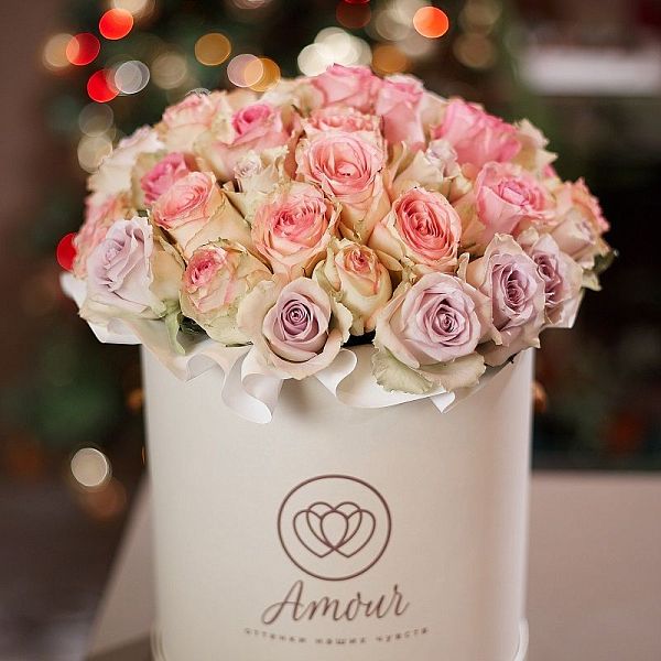 Букет в белой шляпной коробке Amour из 45 роз микс (Кения) Premium