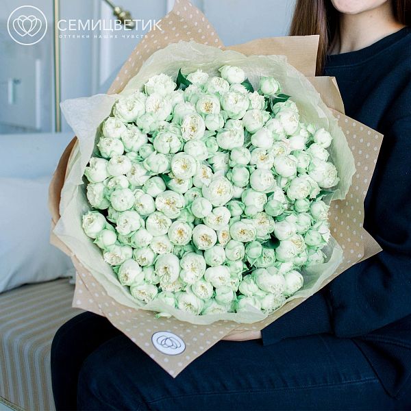 Букет из 51 бело-фисташковой кустовой пионовидной розы Blanchette 40 см