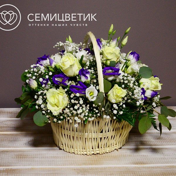 Корзина из розы, лизиантуса и гипсофилы с зеленью