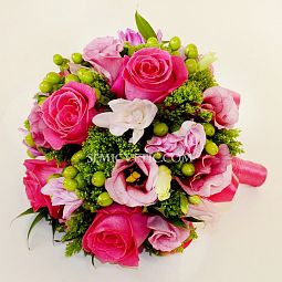Свадебный букет из роз, лизиантуса и хиперикума