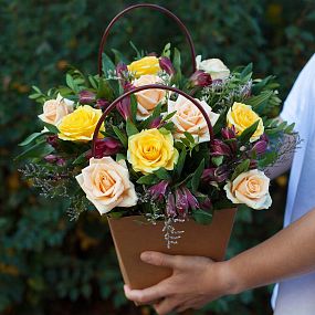 Композиция в жёлтых тонах из роз, альстромерии в сумочке