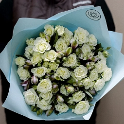 Букет из 10 белых кустовых роз и 7 розовых альстромерий в голубой пленке
