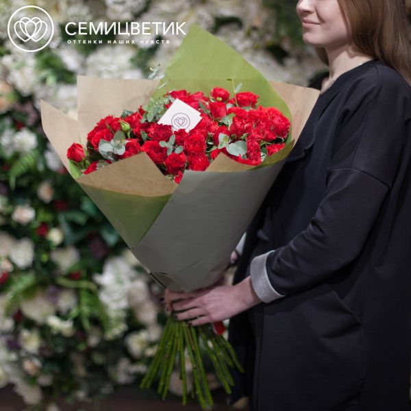 Букет из 25 красных кустовых пионовидных роз Bella Lindo Brick 40 см (Кения)