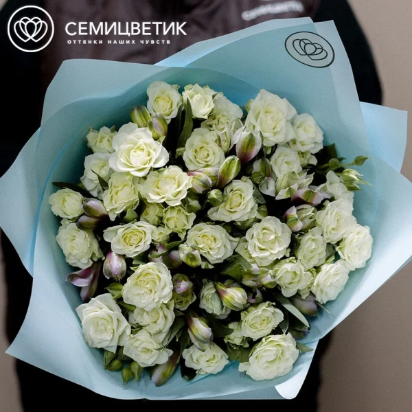 Букет из 10 белых кустовых роз и 7 розовых альстромерий в голубой пленке
