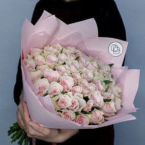 Букет из 51 нежно-розовой розы 40 см (Кения) в розовой пленке