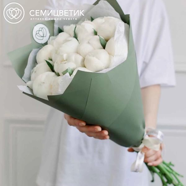 Букет из 15 белых пионов Premium в зеленой пленке