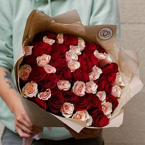 Букет из 51 красной и нежно-розовой розы 40 см (Кения)
