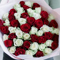 Букет из 51 красной и белой розы 40 см (Кения) в розовой пленке