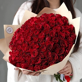 Букет из 101 красной розы 35-40 см (Кения) в кремовой пленке