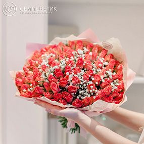 Букет из 101 розовой розы 40 см (Кения) с белой гипсофилой