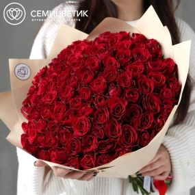Букет из 101 красной розы 35-40 см (Кения) в кремовой пленке