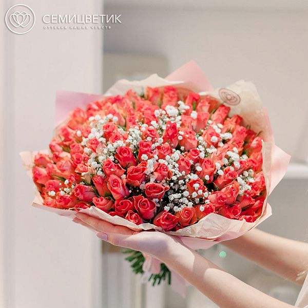 Букет из 101 розовой розы 40 см (Кения) с белой гипсофилой