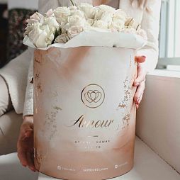 Букет в бежевой шляпной коробке Amour из 33 белых и розовых кустовых роз (Эквадор)
