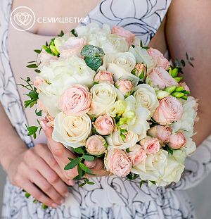 Свадебный букет из пионовидных роз, фрезии и пионов