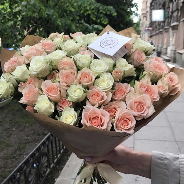 Букет из 25 белых и кремовых кустовых роз 40 см (Кения)
