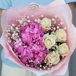 Букет из розовой гортензии, 5 белых роз и гипсофилы