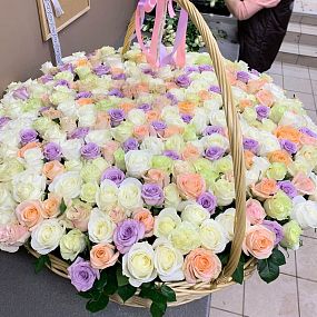 Композиция из 301 розы нежный микс (Эквадор) в корзине