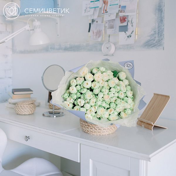 Букет из 25 бело-фисташковых кустовых пионовидных роз Blanchette 40 см