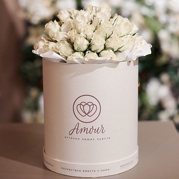 Букет в белой шляпной коробке Amour из 45 белых роз (Кения) Premium